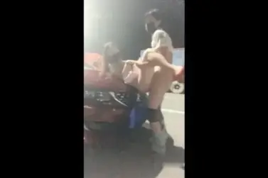 Genjot Cewek Bohay Di Atas Kap Mobil Sampe Becek